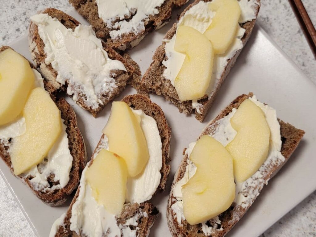 Toasts au fromage frais et fruits -semaine bleue